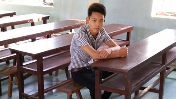 Phạm Xuân Hải một mình tại điểm thi sáng nay chuẩn bị làm bài. Ảnh: Việt Dũng.