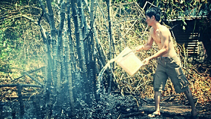 Hiện trường vụ cháy giữa thời tiết khô nóng ven sông Hương.