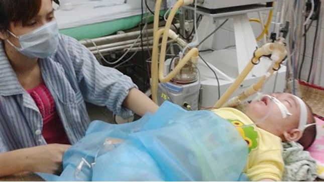 Một bệnh nhi mắc sởi đang điều trị tại Bệnh viện