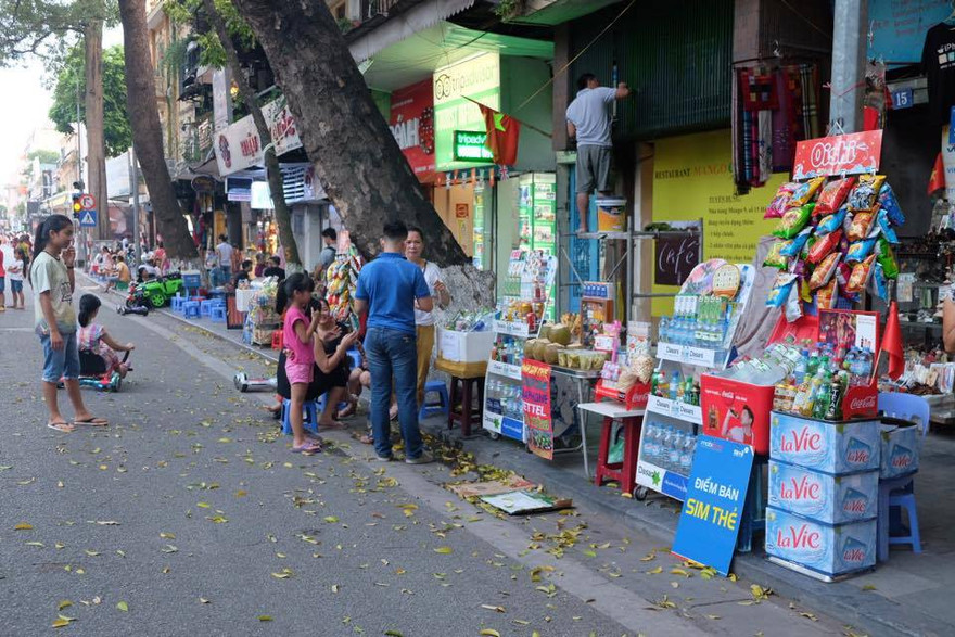 Hàng rong, quán cóc “xâm chiếm” phố đi bộ