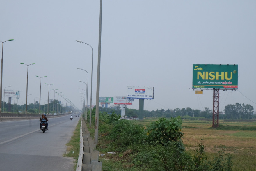 Hà Nội yêu cầu làm rõ tiến độ xử lý biển quảng cáo vi phạm