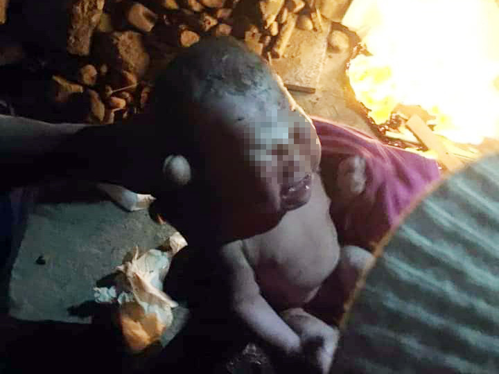 Hình ảnh bé trai được người dân sưởi ấm, đưa đến trạm y tế chia sẻ trên mạng xã hội.