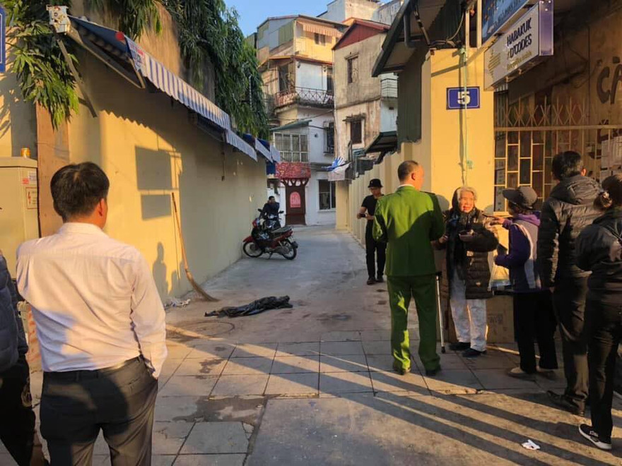 Người dân đứng theo dõi khu vực xảy ra vụ việc.