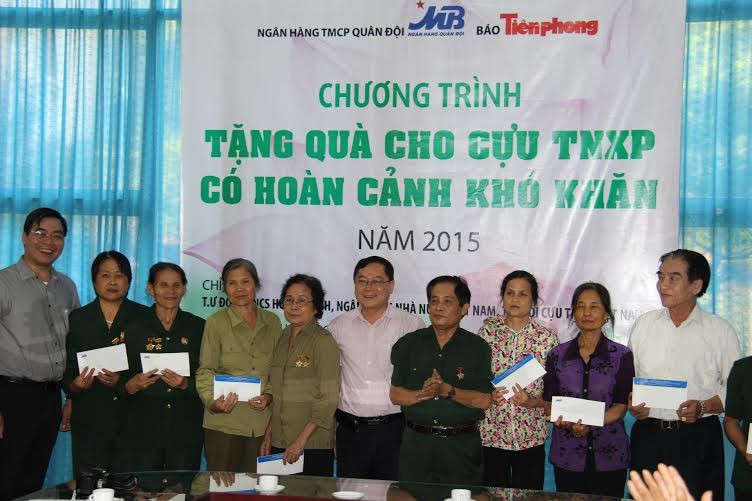 Đại diện các đơn vị tổ chức trao quà cho cựu TNXP