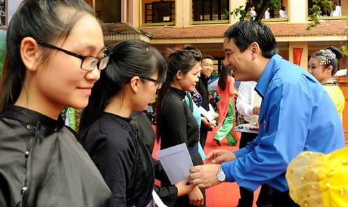 Anh Nguyễn Đắc Vinh - Ủy viên dự khuyết BCH Trung ương Đảng, Bí thư thứ nhất BCH Trung ương Đoàn trao tặng học bổng cho các học sinh của trường Phổ thông Vùng cao Việt Bắc. Ảnh: Xuân Tùng.