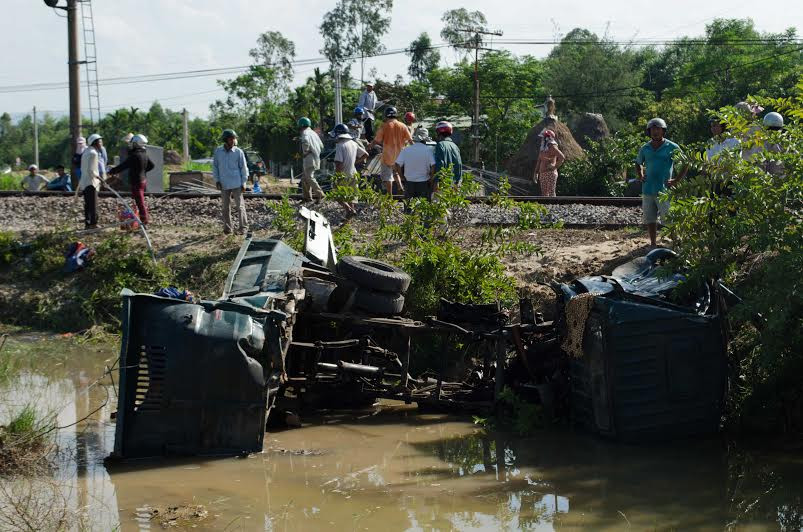 Chiếc xe ben bị kéo và hất tung xuống ruộng