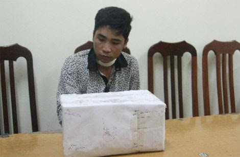 Đường Văn Nam và tang vật khi bị bắt tại cơ quan công an