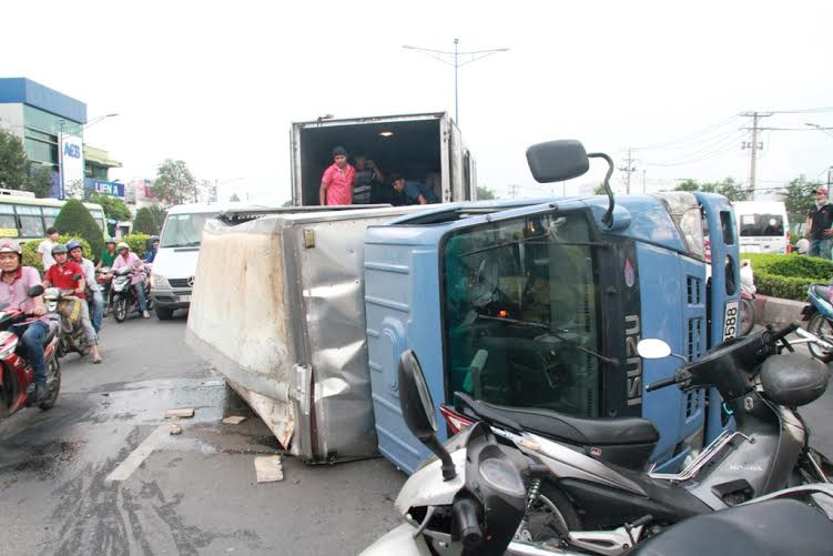 Chiếc xe chở bia lật ngang