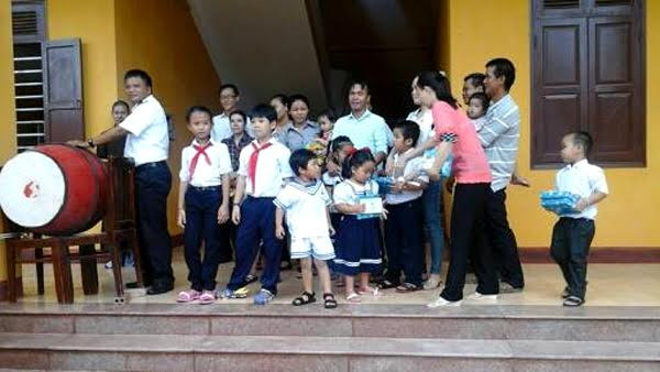 Tại xã Song Tử Tây, đúng 7 giờ sáng ông Nguyễn Mạnh Hồng, Chủ tịch HĐND xã gióng trống khai giảng năm học mới.