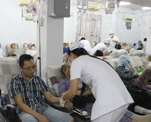 Kha đang được vô thuốc hóa trị tại Bệnh viện Chợ Rẫy, TP HCM. Ảnh:Lê Phương. 