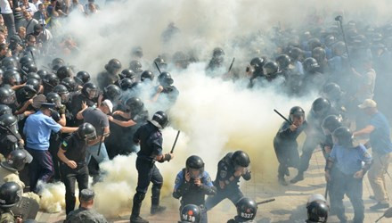 Đụng độ trước tòa nhà Quốc hội Ukraine khiến hơn 100 người thương vong.