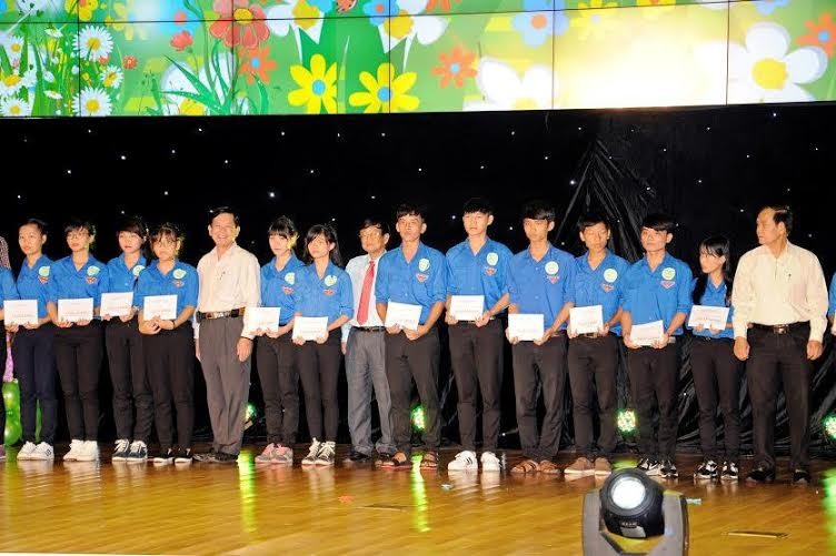 Lãnh đạo tỉnh Bình Dương và đại diện Tập đoàn Number 1 học bổng cho sinh viên nghèo vượt khó