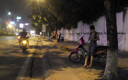 Cay đắng phận “bướm đêm” trên phố Hà Nội