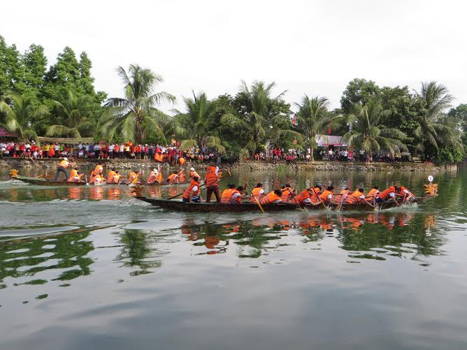 Gần 5 vạn dân đến cổ vũ cho lễ đua thuyền.