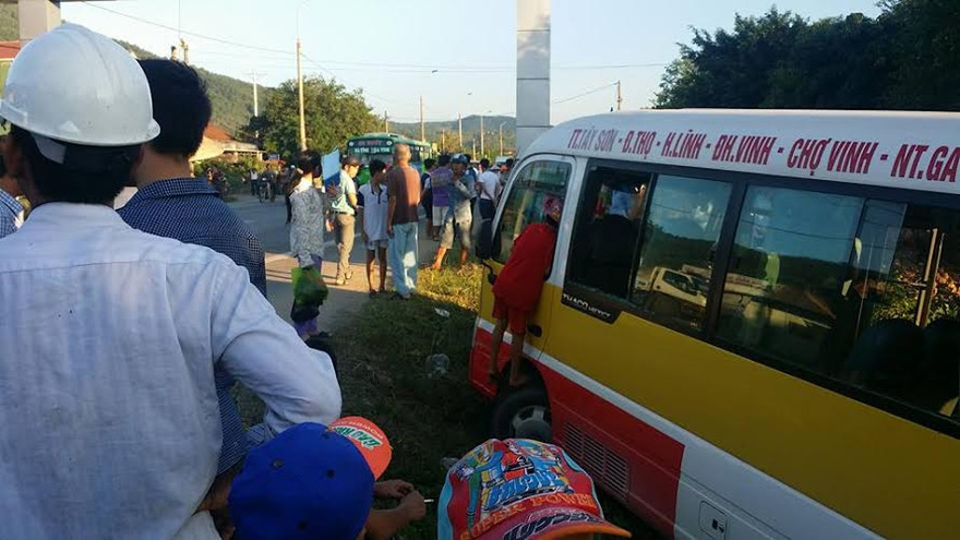 Chiếc xe buýt bị đối tượng tên Giáp cướp vô lăng chạy loạn xạ trên đường. Ảnh T.D.