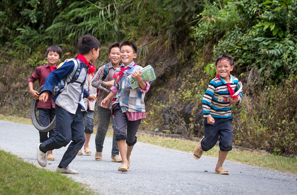 Niềm vui đến trường của học sinh vùng cao. Ảnh: Ngọc Bằng