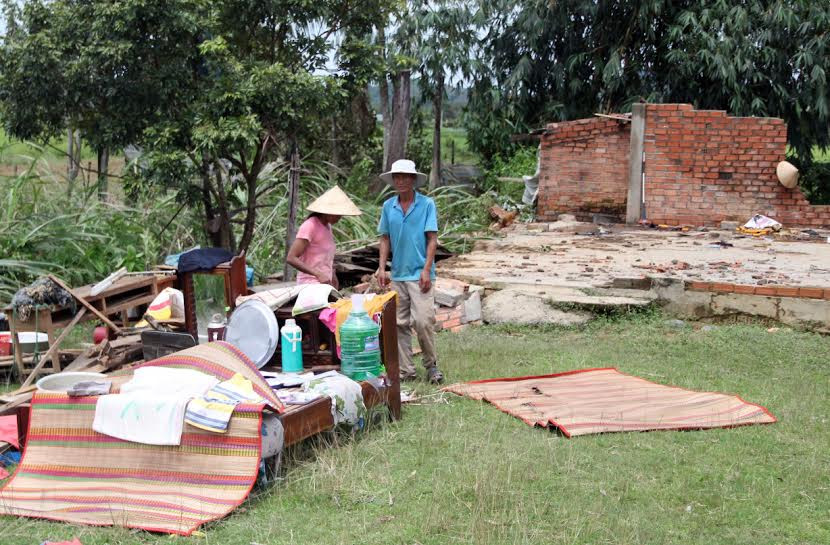 Nhà cửa tan hoang sau lốc