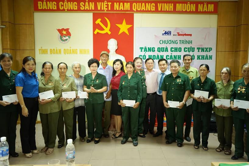 Phó chủ tịch UB MTTQ tỉnh Quảng Ninh Trần Thị Thu Hoài, Phó Chủ tịch T.Ư Hội Cựu TNXP VN Lê Thị Phương Thảo, Phó Giám đốc MB Quảng Ninh Ngô Trí Quang, Bí thư Tỉnh Đoàn Quảng Ninh Nguyễn Thị Thu Hà và Tổng Biên tập báo Tiền Phong Lê Xuân Sơn chụp ảnh kỷ 