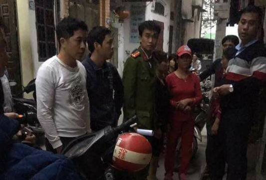 Lực lượng chức năng có mặt tại ngôi nhà nơi xảy ra sự việc.