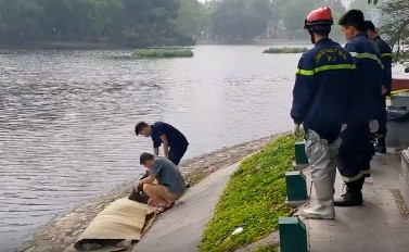 Hai nạn nhân được đưa lên bờ.