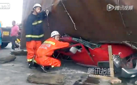 Container đè bẹp ôtô, tài xế sống sót thần kỳ