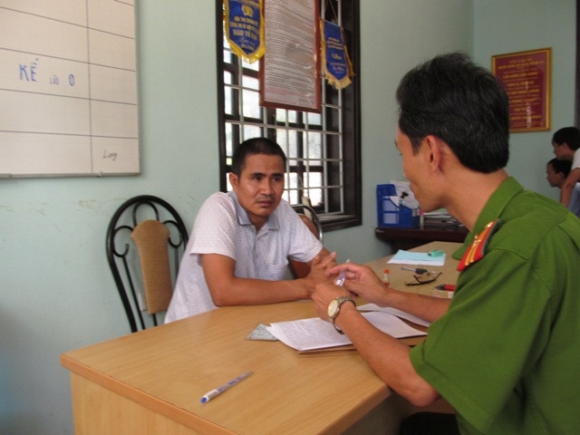 Công an huyện Hướng Hóa lấy lời khai kẻ bắt cóc trẻ emNguyễn Văn Dậu.