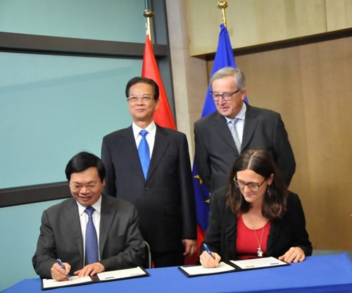 Thủ tướng Nguyễn Tấn Dũng và Chủ tịch Ủy ban châu Âu Jean-Claude Juncker chứng kiến lễ ký kết ngày 2/12/2015 tại Brussels (Bỉ) giữa Bộ trưởng Bộ Công Thương Việt Nam Vũ Huy Hoàng và Cao ủy Thương mại EU Cecilia Malmstrom. Ảnh: An Lê