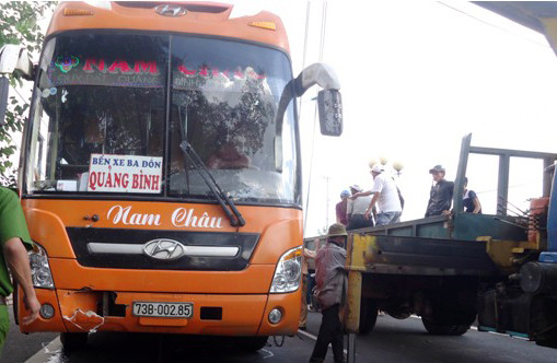 Xe khách bị giữ lại.