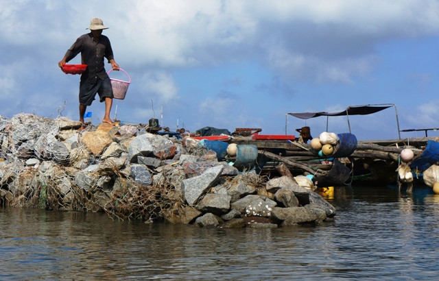 Đoạn đê Biển Tây bằng rọ đá bị sóng biển ăn đứt 