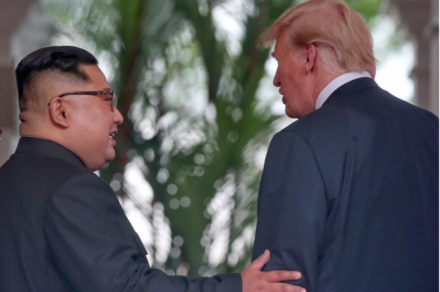 Chủ tịch Triều Tiên Kim Jong Un và Tổng thống Mỹ Donald Trump gặp nhau vào tháng 6/2018 tại Singapore. (Ảnh: DPA)