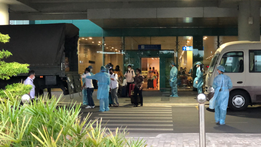 Các công dân Việt Nam ở Indonesia được đưa về sân bay Cần Thơ. Ảnh: Kim Hà