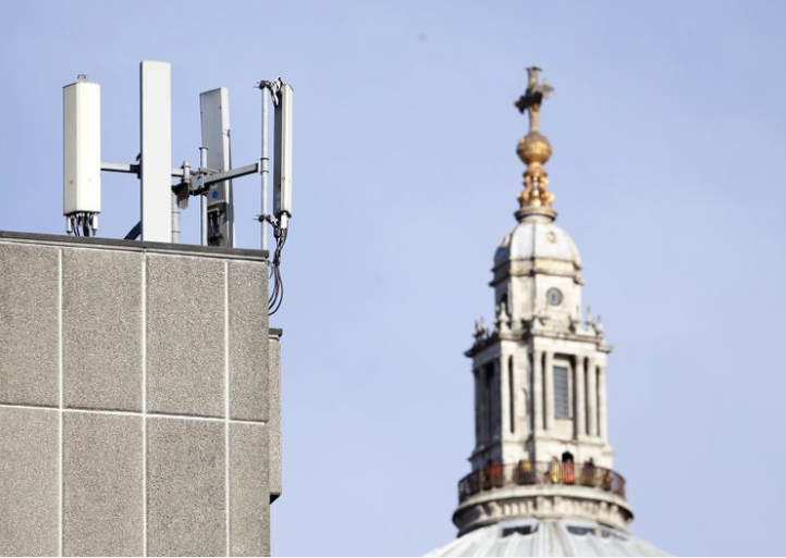 Một tháp tín hiệu di động trước nhà thờ St Paul ở London. (Ảnh: AP)