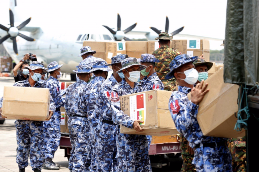 Binh lính Myanmar nhận đồ y tế Trung Quốc mang đến sân bay Yangon. (Ảnh: EPA-EFE)