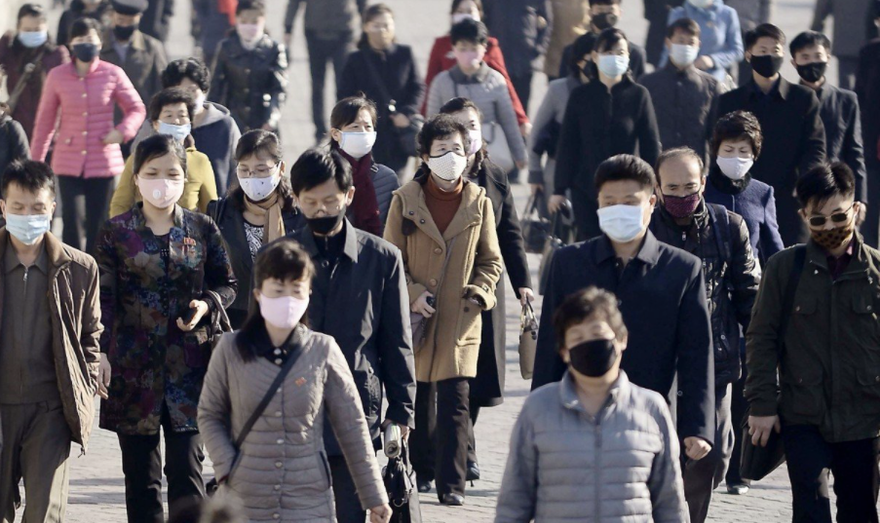 Quang cảnh đông đúc trong một ga tàu điện ngầm ở Tokyo ngày 27/4. (Ảnh: AP)