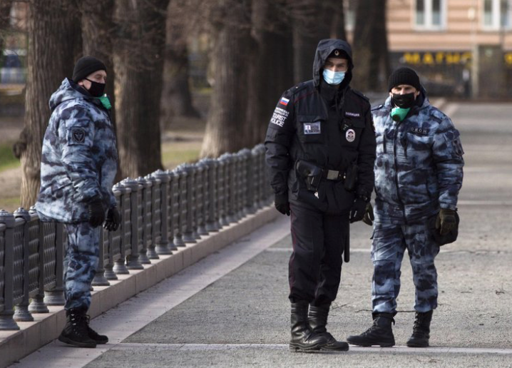 Binh lính Nga đeo khẩu trang khi đi tuần ở Mátxcơva ngày 22/4. (Ảnh: AP)