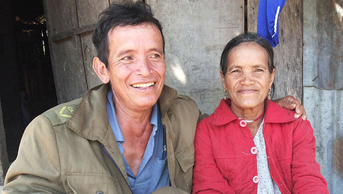 Cặp vợ già, chồng trẻ Y Noang và A Giỗ. Mặc dù chênh lệch tuổi nhưng những cặp vợ chồng người Mơ Nâm vẫn sống hạnh phúc.