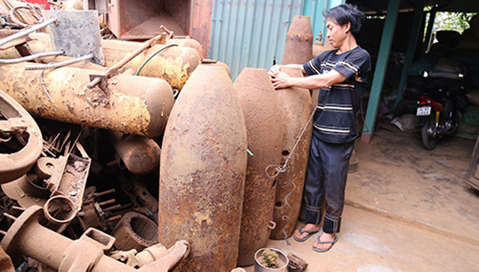 Những vỏ bom to nguyên hình được đại lý giữ lại bán cho các bảo tàng có nhu cầu. Ảnh: Hoàng Táo.
