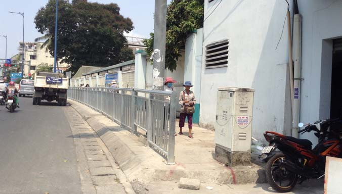 Dải phân cách vỉa hè dành riêng cho người đi bộ.