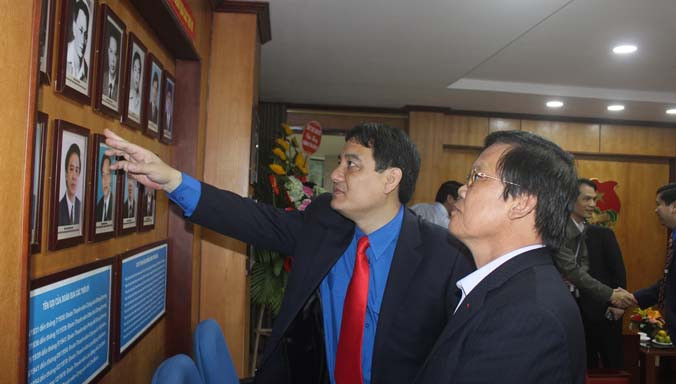 Ủy viên T.Ư Đảng, Bí thư thứ nhất T.Ư Đoàn Nguyễn Đắc Vinh giới thiệu Bí thư T.Ư Đoàn các thời kỳ với Ủy viên Trung ương Đảng, Phó Trưởng Ban Tổ chức Trung ương Hà Ban. Ảnh: Quang Lộc.