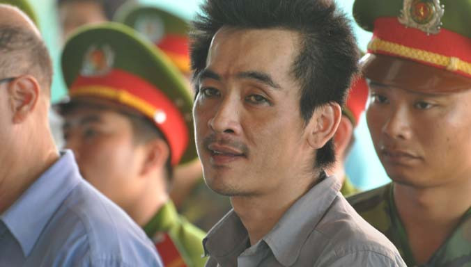 Tuấn Em gượng cười khi tòa tuyên án tử hình.