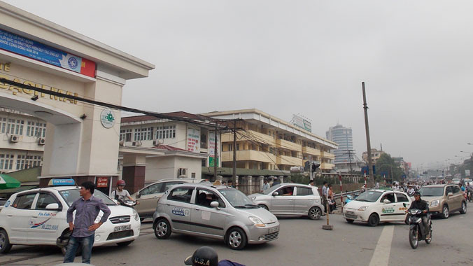 Có sảnh đỗ trong BV Bạch Mai, ùn tắc trên đường Giải Phóng được giải tỏa. Ảnh: Anh Trọng 