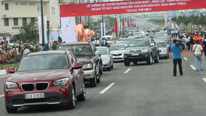  Đường Tân Sơn Nhất - Bình Lợi - vành đai ngoài (TPHCM) thông xe nhưng chưa thông suốt do việc nắn đường trái quy định gây bức xúc khiếu nại. Ảnh: HT