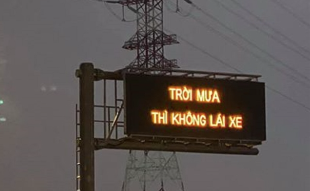 "Trời mưa thì không lái xe" xuất hiện trên bảng điện tử đường dẫn cao tốc TP.HCM - Long Thành - Dầu Giây. Ảnh: VTC News