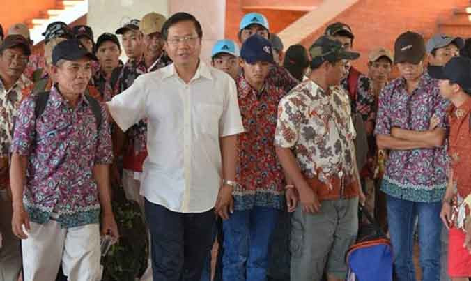 Đại sứ Hoàng Anh Tuấn tiễn các ngư dân về nước.