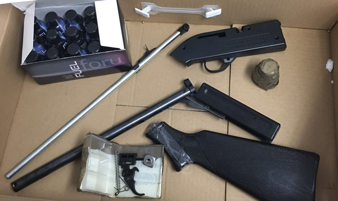 Súng và đạn bị thu giữ.