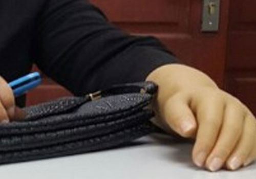 Cánh tay giả được Lan lắp vào nhưng không sử dụng được.