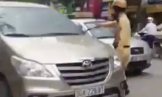 Khi bị chặn lại, tài xế vẫn không hợp tác mà tìm cách bỏ chạy. Ảnh cắt từ Clip