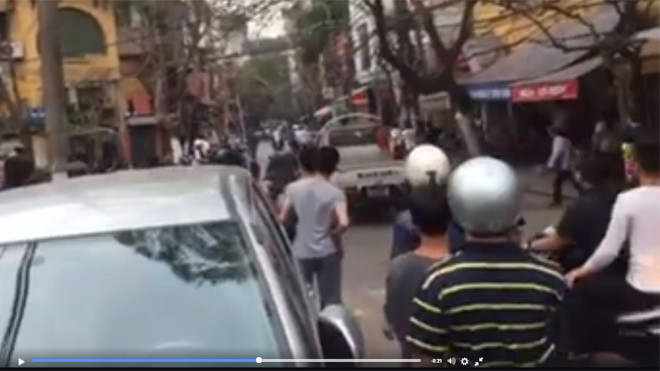 Xe công an ra giải tán đám đông. Ảnh cắt từ clip