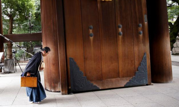 Trước cửa đền Yasukuni.