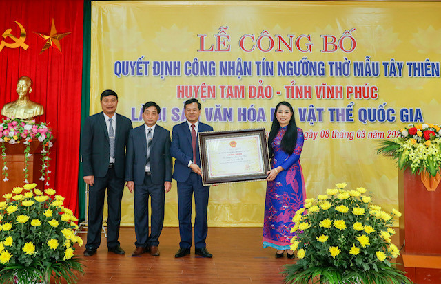 Bà Hoàng Thị Thúy Lan - Ủy viên Trung ương Đảng, Bí thư Tỉnh ủy, Trưởng đoàn đại biểu Quốc hội tỉnh Vĩnh Phúc trao chứng nhận di sản văn hóa phi vật thể quốc gia cho đại diện huyện Tam Đảo. 